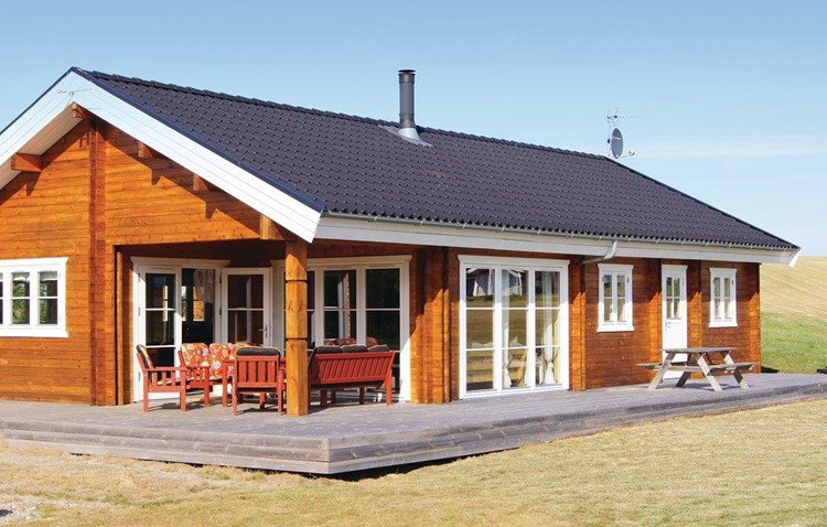 Skønt bjælkehus til 8 personer med den bedste og mest ugenerte beliggenhed for enden af en blind vej i Havnsø ved Føllenslev.