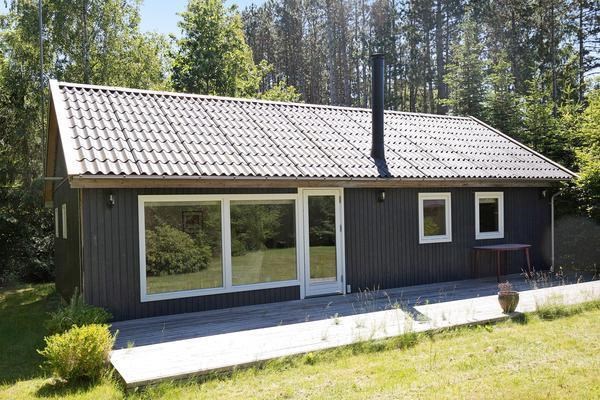 Lyst og moderniseret sommerhus til 6 personer beliggende i rolige omgivelser i det kendte område Hønsinge Lyng.