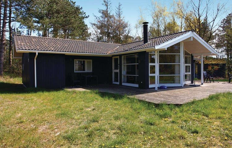 Rummeligt og velindrettet feriehus til 6 personer beliggende i Lumsås på en skøn naturgrund få hundrede meter fra en dejlig badestrand.