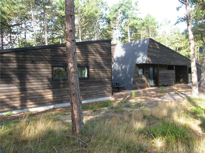 Energivenligt feriehus til 8 personer beliggende på en dejlig naturgrund med træer i et roligt og attraktivt område i Rørvig.