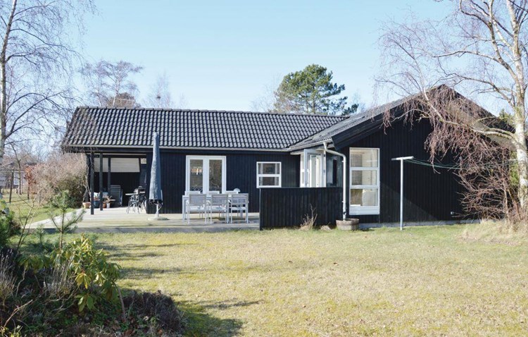 Charmerende feriehus til 6 personer beliggende i Sjællands Odde, som er en halvå mellem Kattegat og Sejerø Bugten.
