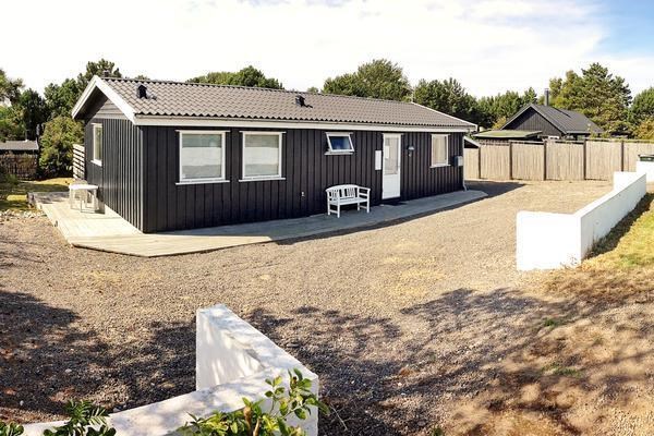 Sommerhus til 4 personer beliggende i naturskønne omgivelser i 2. række fra vandet ved Kniben (Yderby Lyng) på spidsen af Odsherred.