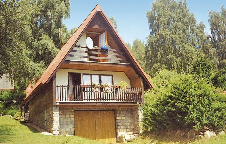 Dette dejligt indrettede feriehus til 5 personer med en skøn udsigt til Lipnosøen ligger på en åben grund i det maleriske landskab i de Bøhmiske Skove.
