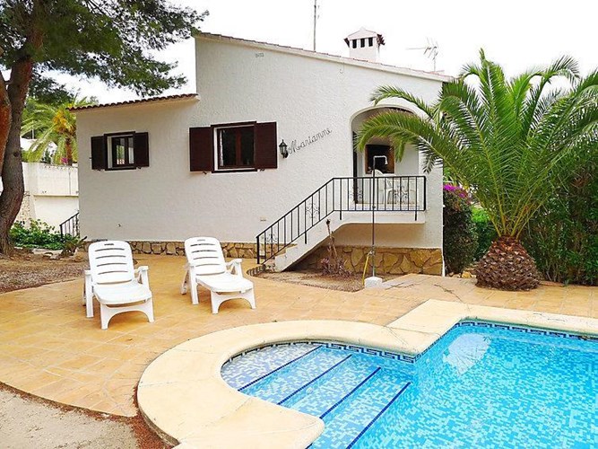 Hyggeligt feriehus på 80m² til 4 personer med dejlig udendørs swimmingpool beliggende 7 km fra centrum af Calpe og 1 km fra havet.