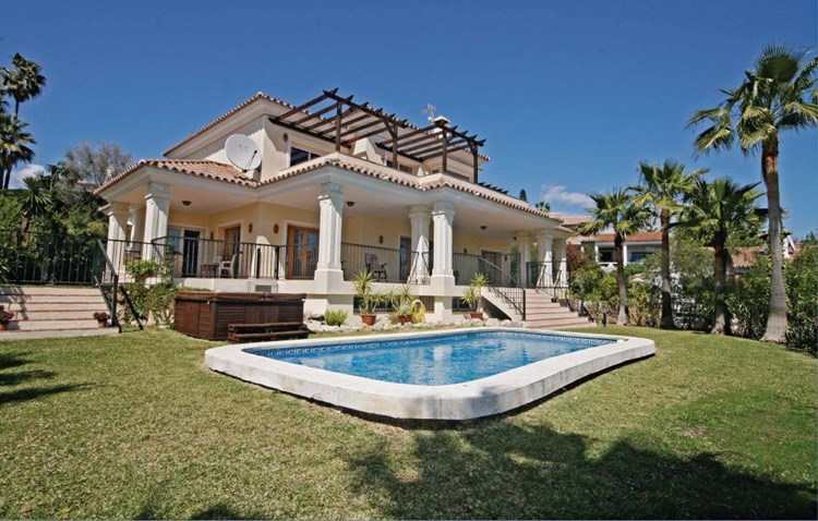 Eksklusivt feriehus til 10 personer med skøn pool og jacuzzi beliggende i et af de mest eftertragtede områder El Rosario på Costa del Sol.