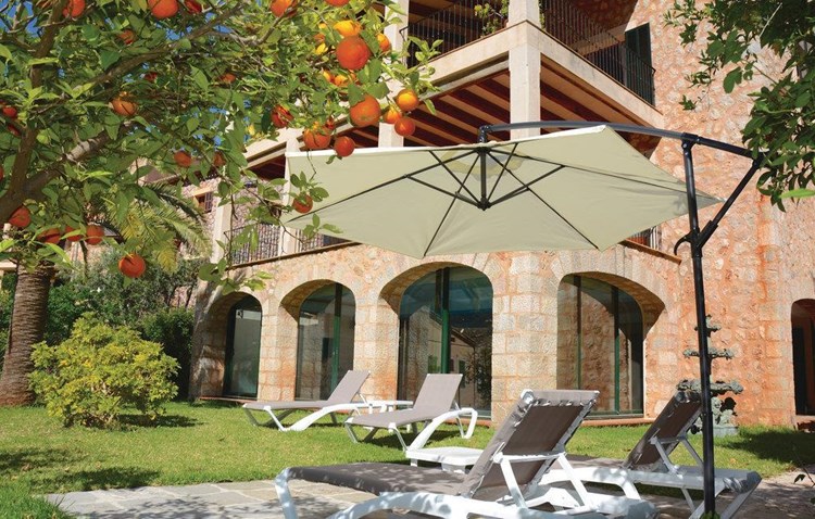 Luksuriøs bjeghytte til 9 personer med indendørs pool og dejlige græsplæner beliggende i Fornalutx mellem Tramuntana-bjergkæderne.