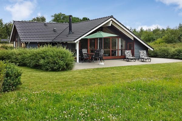 Sommerhus til 6 personer beliggende roligt ugenert i det naturskønne område ved Kvie Sø.