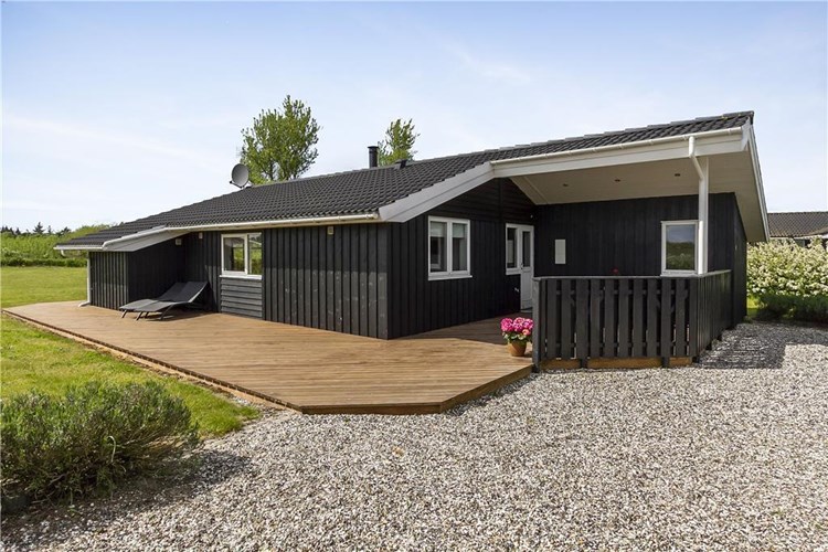 Flot og moderne sommerhus til 6 personer på en fin havegrund uden for feriebyen Øster Hurup, som byder på både spa og sauna.