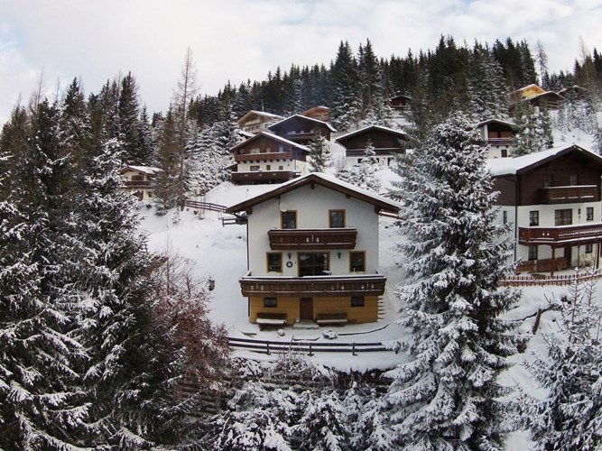 Kun 10 minutters kørsel fra den hyggelige landsby Maria Alm ligger denne hytte til 6 personer. Det store skiområde Ski Amadé kan nås til fods.