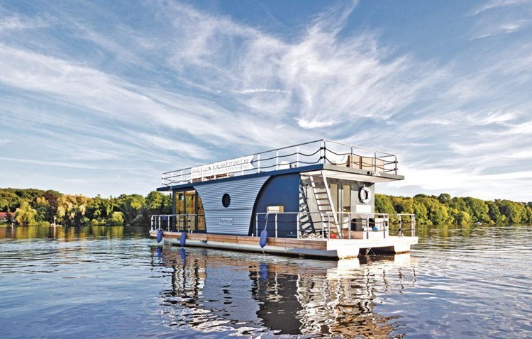 Denne husbåd i Berlin er til 6 personer vil besnære jer med sine rene linjer og er samtidig praktisk kompakt.