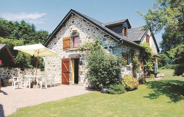 1 km fra landsbyen Serandon ligger dette dejlige feriehus til 4 personer omgivet af natur og marker, få km fra søen Lac de Neuvic.
