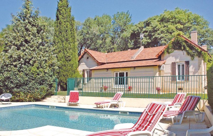 Ca. 3 km fra landsbyen Grans ligger dette indbydende feriehus til 10 personer med udendørs pool i naturskønne omgivelser langt væk fra turisterne. 