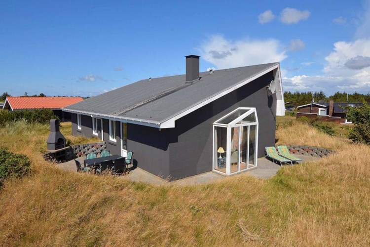 Flot og rummeligt feriehus til 6 personer i Bjerregård ved Hvide Sande med højt til loftet samt en lækker indretning med kombineret køkken-alrum i åben forbindelse til stuen.