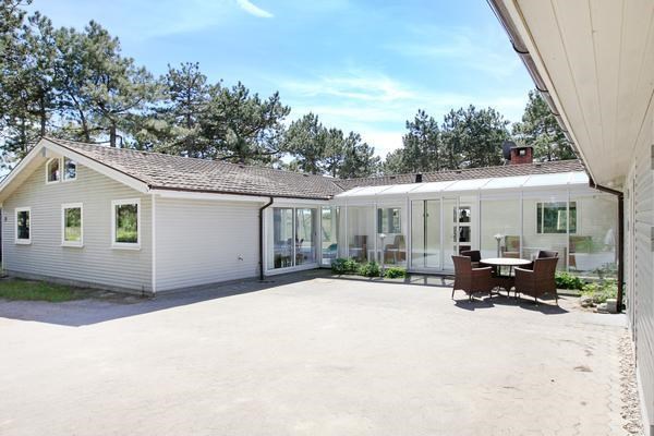 Stort sommerhus til 16 personer i Ristinge, med egen swimmingpool og sauna.
