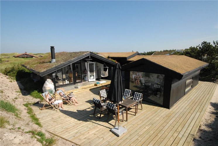 Hyggeligt sommerhus til 6 personer på en skøn naturgrund, tæt på klitterne i Rødhus.