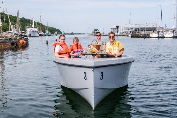 En familie på tur i en GoBoat