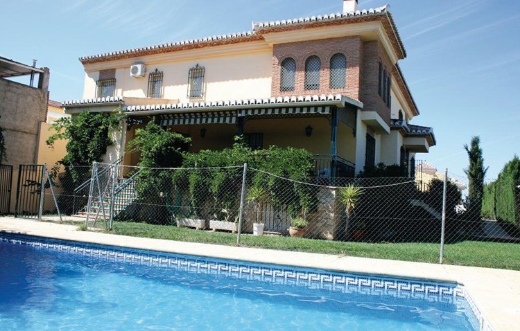 Skøn ferievilla til 12 personer med en indre gård, i stil med de marokkanske Riads, beliggende i Granada-Chauchina på en stor grund med privat pool og tennisbane.