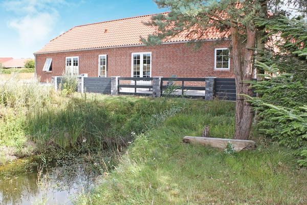 Godt indrettet aktivitetsferiehus til 10 personer, hvor man kan nyde komfort og faciliteter i særklasse. Huset ligger få minutters kørsel fra Danmarks bedste badestrand i Blåvand.