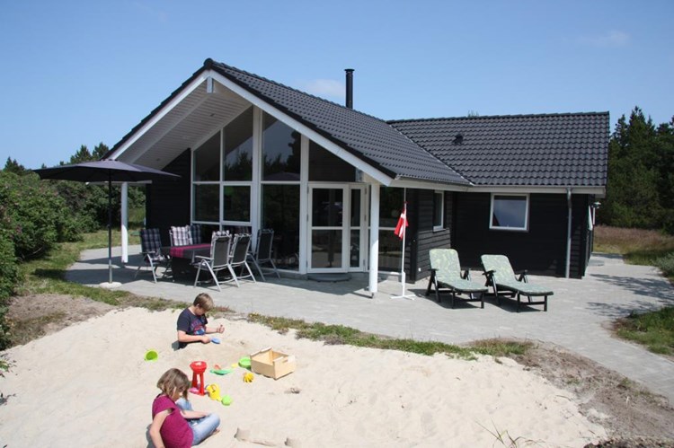Lækkert sommerhus til 8 personer beliggende på en dejligt naturgrund i Blåvandshuk. Et attraktivt og børnevenligt sommerhus på alle årstider.