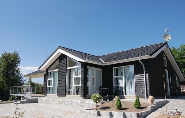Luksussommerhus til 6 personer beliggende på en åben naturgrund i Hvalpsund.