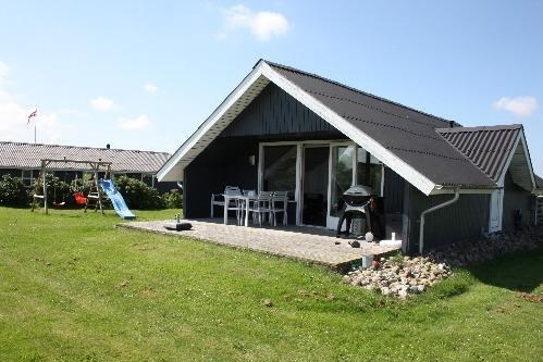 Dejligt sommerhus til 5 personer beliggende i Lemvig kun 400 m fra stranden.