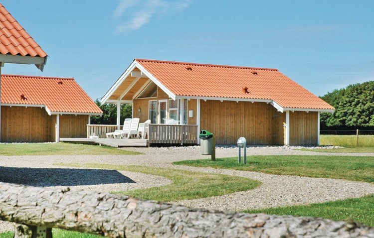 Sommerhuset til 6 personer er en del af Skærbæk Ferieby beliggende 30 m fra det familievenlige Skærbæk Fericenter med mange faciliteter.