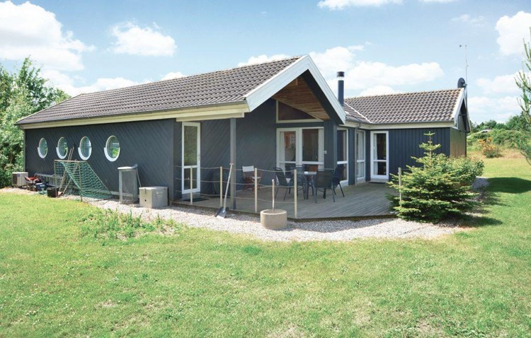 Ideelt feriehus til 5 personer med swimmingpool, spabad og sauna beliggende i Lyngsbæk ved Ebeltoft.