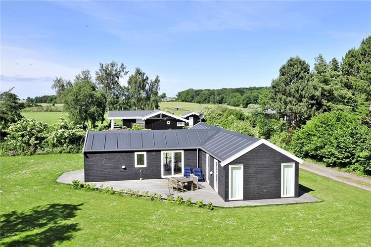 Dejligt sommerhus til 8 personer beliggende ved Råbylille Strand, 100 m fra en natur badestrand.