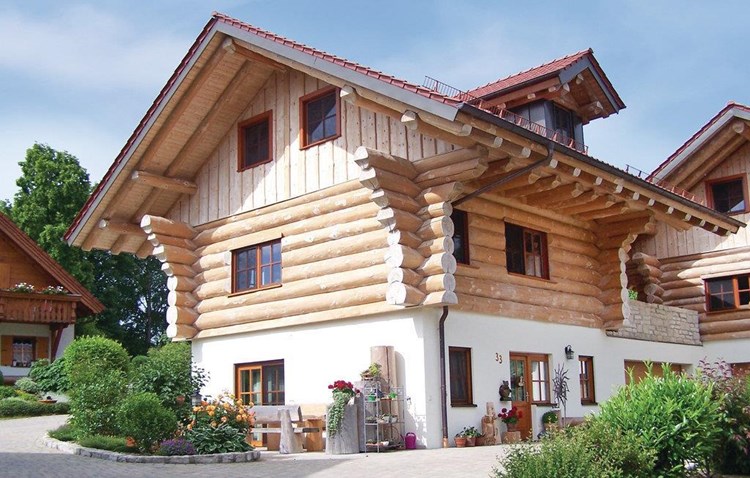 Hyggelig feriebolig til 8 personer beliggende i vidunderlige Fränkische Schweiz. Til ferieboligen hører egen terrasse med havemøbler.
