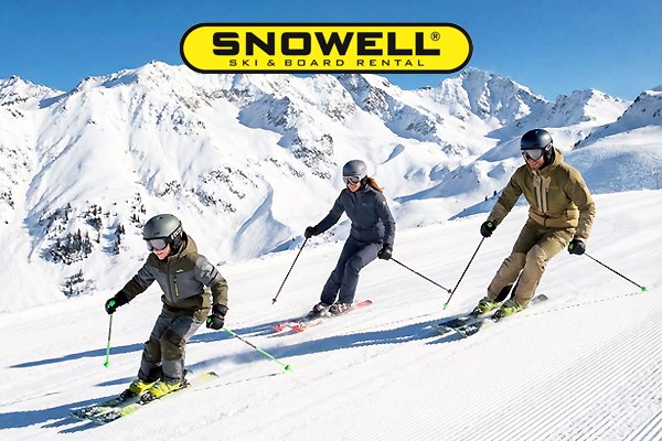 Tre skiløbere i bjergene