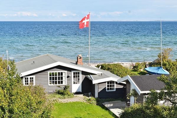 Hyggeligt sommerhus til 5 personer beliggende på strandgrund ved Jørgensø Strand, helt ned til vandet.