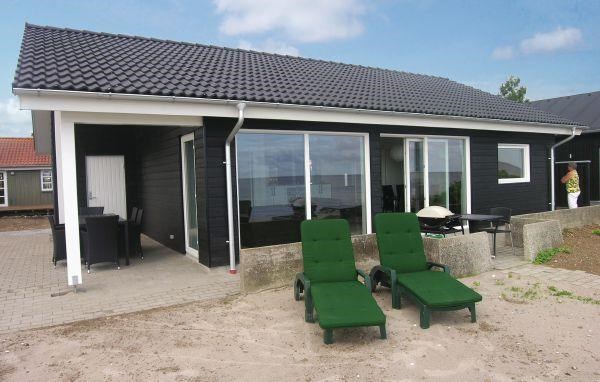 Skønt sommerhus til 4 personer, opført i 2012 og unikt beliggende ned til stranden i Otterup.