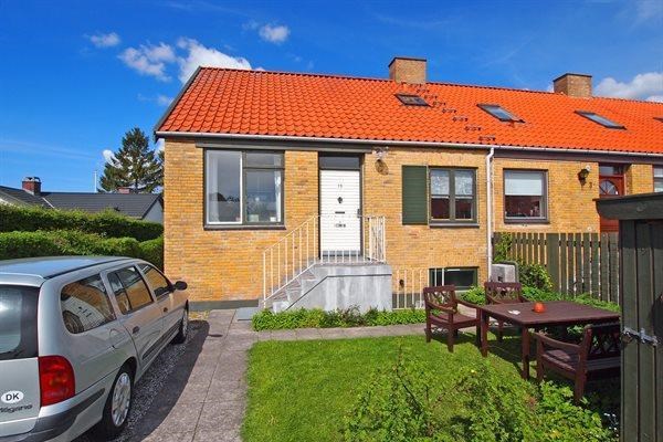 Ferielejlighed til 5 personer i 2 plan beliggende i enden af en rækkehusbebyggelse i Københavns forstad Brøndby Strand, tæt på flot natur, badestrand samt stoppested for S-tog.