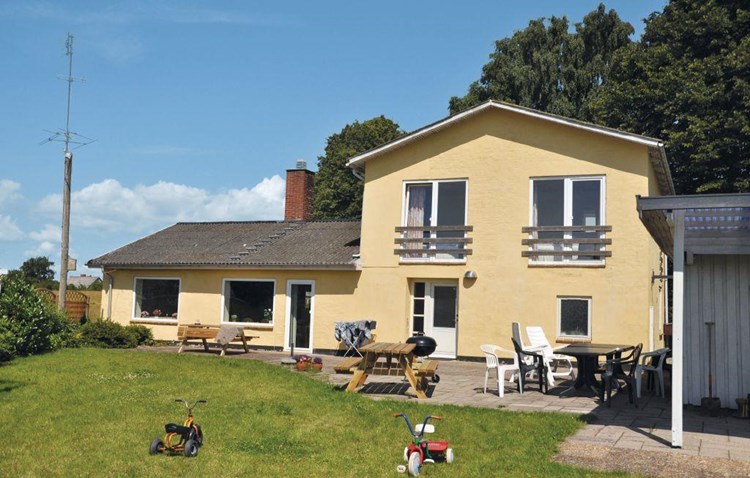 Rummeligt feriehus til 10 personer i Rinkenæs med en dejlig stor have, hvorfra der er udsigt til Flensborg Fjord.
