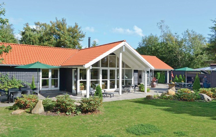 Dejligt sommerhus til 8 personer med spabad og gode terrassearealer - åben såvel som overdækkede. Huset er beliggende i Begtrup Vig, Knebel.