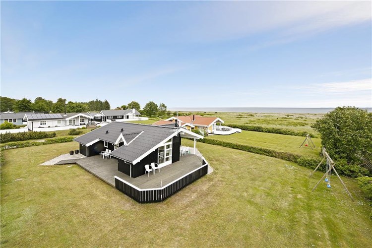 Populært sommerhus til 6 personer med udsigt over havet beliggende i Norsminde, midt mellem Aarhus og Odder med en afstand på 15 min. kørsel.