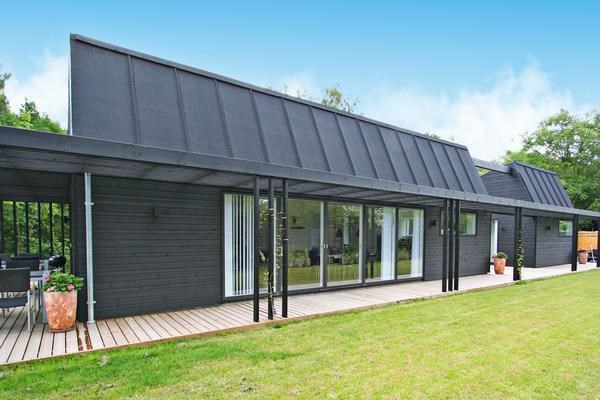 Dette dejlige sommerhus til 10 personer er beliggende ved Skæring Strand i et af de meget populære områder nær Aarhus.
