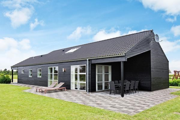 Arkitekttegnet sommerhus til 8 personer beliggende i Slagelse på en 955 m² stort naturgrund, ca. 200 m fra en god badestrand ved Kelstrup.