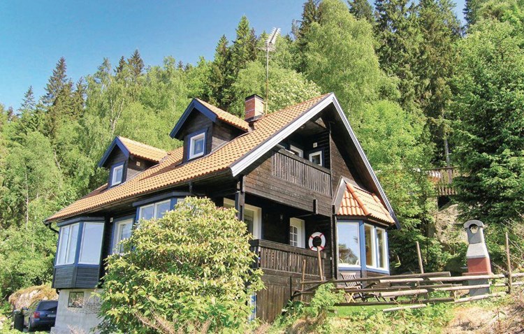 Luksuriøst og veludstyret sommerhus til 8 personer med sauna, spabad og stor pejs beliggende i Ingsjön ved Göteborg.