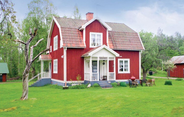 Dejligt feriehus til 6 personer beliggende i et stort vildmarksområde, med smuk natur omkring i Vimmerby, kun 19 km fra Astrid Lindgrens Verden.