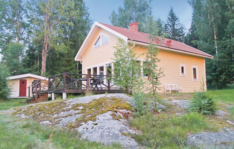 Moderne og udsøgt indrettet feriehus til 6 personer beliggende i Vålberg direkte ved Vänerns strand med gode bademuligheder.