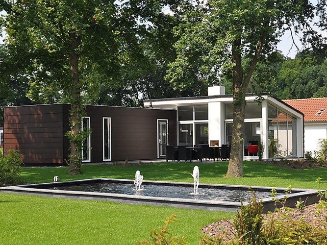 10 km fra centrum af Dordrecht ligger dette 4-værelses feriehus til 6 personer som en del af feriecentret "Europarcs R & W De Biesbosch" direkte ved floden.