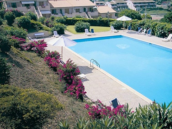 I huset "Cala Rossa" med fælles pool ligger denne ferielejlighed til 4 personer i centrum af Nisporto, kun 300 m fra havet.