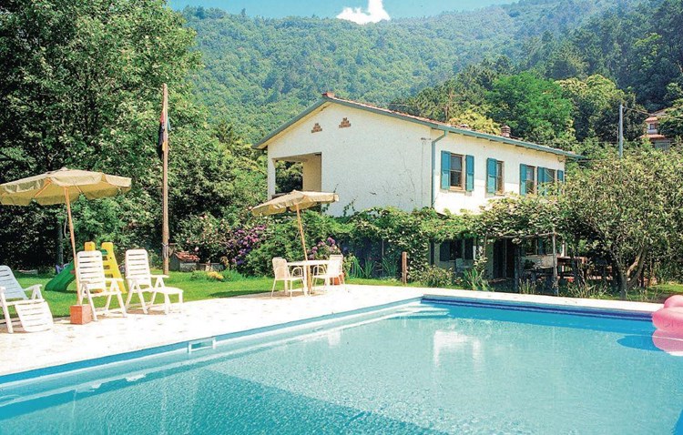 Hyggelig ferielejlighed med fælles pool til 2 personer beliggende i et lille hus med to annekser i de skovklædte bakker ved Pietrasanta.