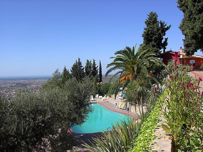 Hyggelig 3-værelses lejlighed med fælles pool til 6 personer beliggende 300 m over havets overflade, 3 km fra centrum af San Giuliano Terme.