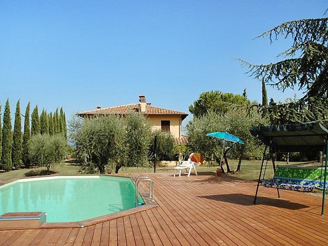 "Villa Pietranera" er et smukt feriehus til 14 personer med dejlig udendørs swimmingpool beliggende 2 km fra centrum af Carmignano.