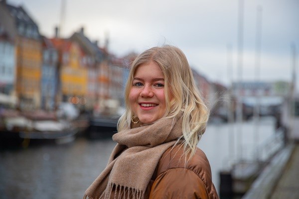 Teenager i Nyhavn foran de farvede huse