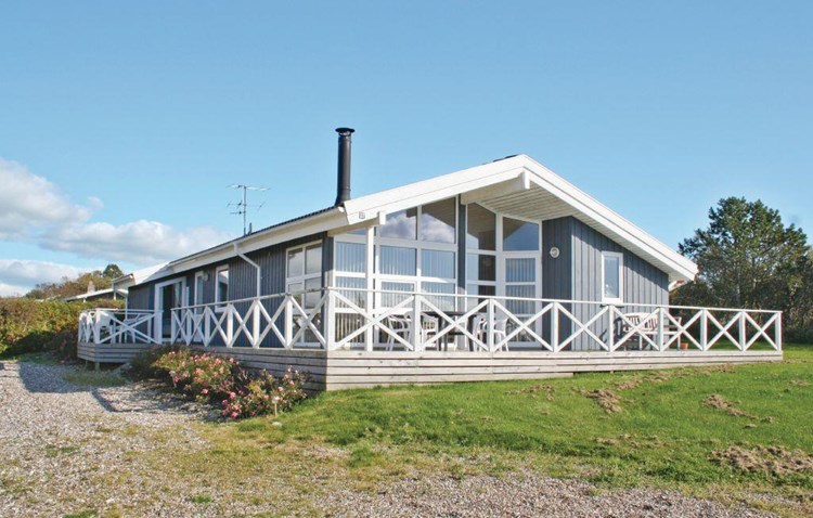 Flot kvalitetsferiehus til 6 personer beliggende på en stor naturgrund i Vestervig, med udsigt over Limfjorden. Der er blot 250 m til Limfjorden og 5 km til Vesterhavet.