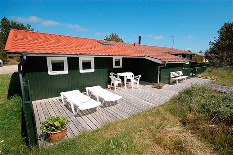Særdeles velholdt sommerhus i træ til 6 personer med spa og sauna, bygget i 1970 samt om-/tilbygget i 2015. Huset ligger på en klitgrund i Vorupør, som grænser op til et fredet klit- og hedeareal.
