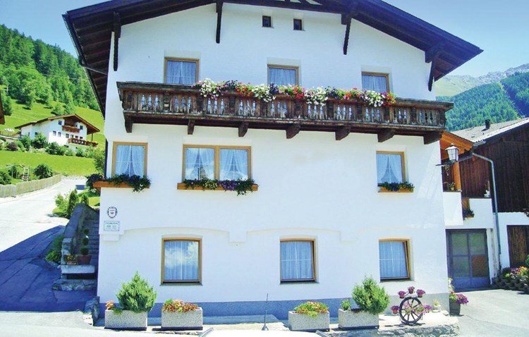 Lige midt i den lille bjerglandsby Fendels i Tyrol ligger Haus Almrausch. Her finder I denne hyggelige lejlighed til 6 personer på 1. sal med balkon.